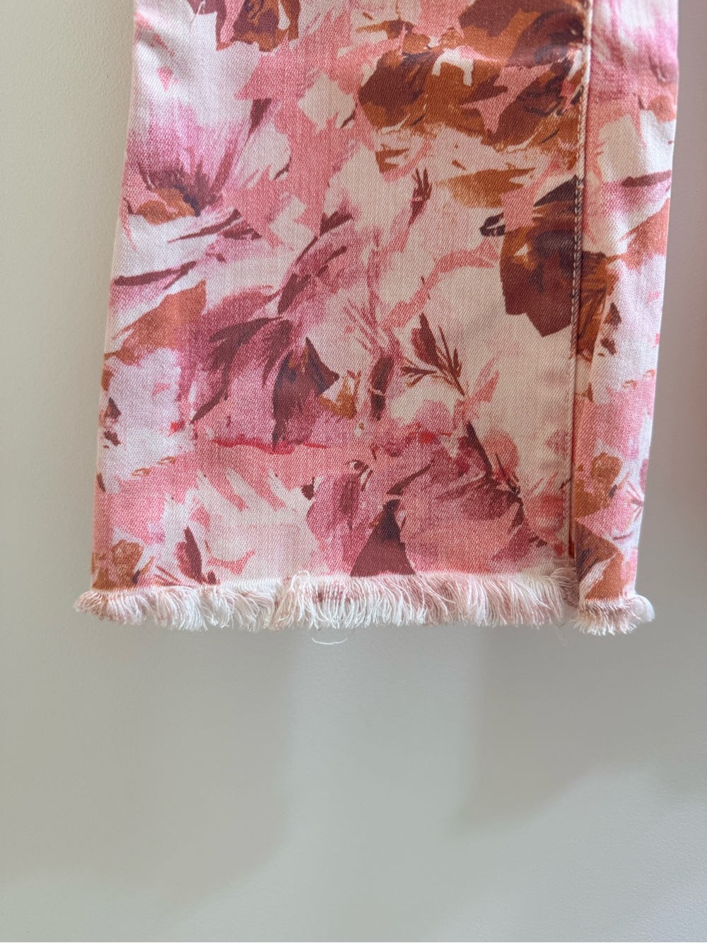 Liverpool Los Angeles Hannah Floral Crop Flare Fray Jeans Pink Rose Size 0 - Picture 4 of 10